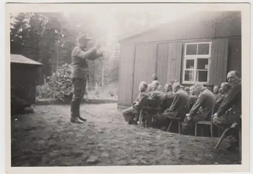 (F11503) Orig. Foto Aalbourg, Wehrmacht-Soldaten, Schule an einer Baracke 1944