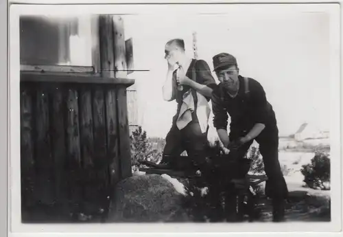(F11502) Orig. Foto Tolne i. Dänemark, Wehrmacht-Soldaten an einer Baracke 1944,