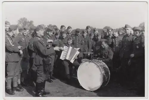 (F11501) Orig. Foto Tolne i. Dänemark, Wehrmacht-Soldaten Musik-Korps 1944