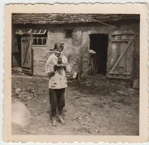 (F1150) Orig. Foto Junge mit Kätzchen am Schuppen, Ostsee 1950er