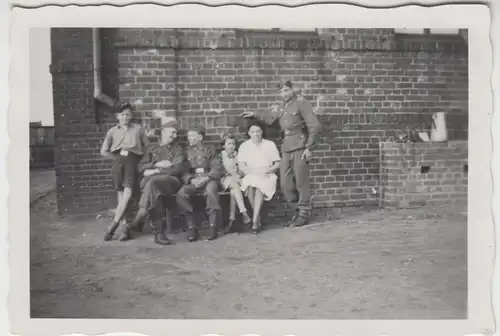 (F11496) Orig. Foto Aachen, Personen Soldat Kinder "Auf Wache" 1943