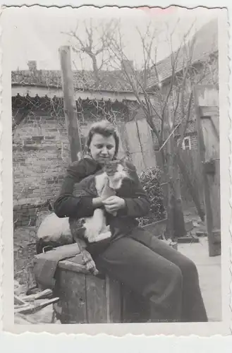 (F11486) Orig. Foto junge Frau mit Katze, Lieselotte Bager a. Köln in Wiek April