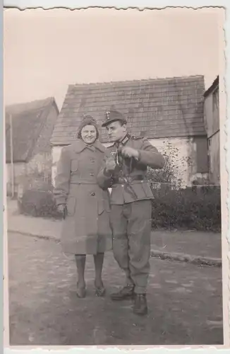 (F11484) Orig. Foto Wehrmachtsoldat und Frau auf der Straße, kleiner Ort 1940er