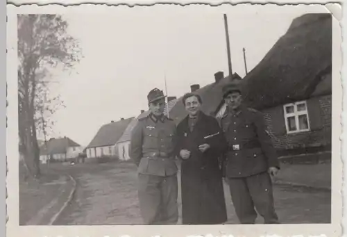 (F11482) Orig. Foto Wehrmachtsoldaten und Frau auf der Straße, kleiner Ort 1940e