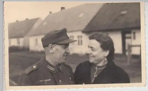 (F11481) Orig. Foto Wehrmachtsoldat und Frau auf der Straße, kleiner Ort 1940er