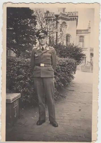 (F11475) Orig. Foto Wehrmachsoldat im Freien, 1945