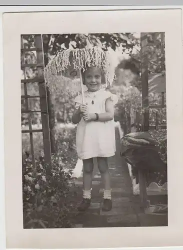 (F1147) Orig. Foto kleines Mädchen mit Schirm im Garten, 1951