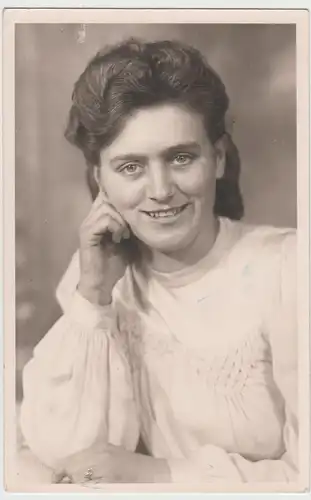 (F11465) Orig. Foto Porträt einer Frau Erika, Weihnachten 1945