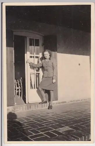 (F11455) Orig. Foto Eggesin, RAD-Lager, Frau Ruth am Eingang eines Wohnhauses 19