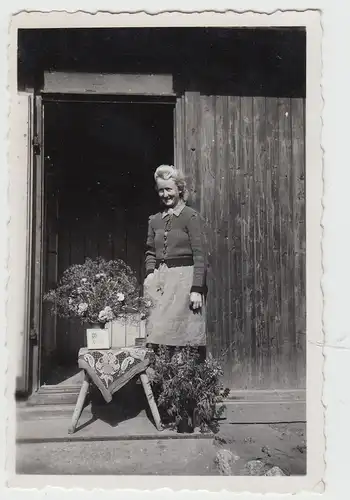 (F11452) Orig. Foto Frau m. Blumen vor Hauseingang, Erinn. an RAD / KHD Eggesin