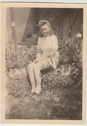 (F11449) Orig. Foto junge Frau Eva sitzt im Garten, Juli 1944