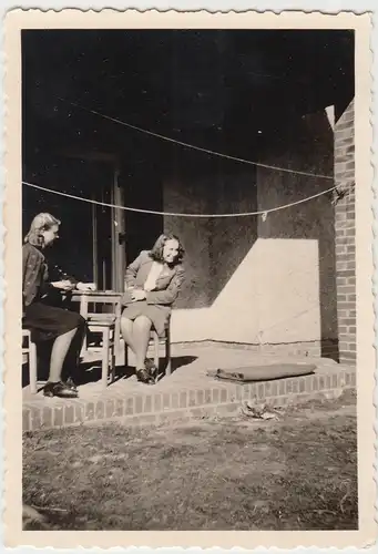 (F11445) Orig. Foto Eggesin, RAD-Lager, Frauen sitzen vor dem Wohnhaus 1944