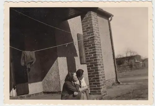(F11444) Orig. Foto Eggesin, RAD-Lager, Frauen sitzen vor dem Wohnhaus 1944