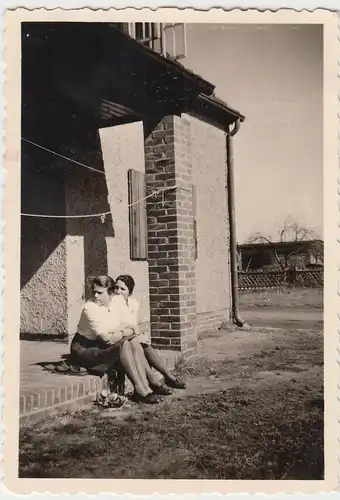 (F11441) Orig. Foto Eggesin, RAD-Lager, Frauen sitzen vor dem Wohnhaus 1944
