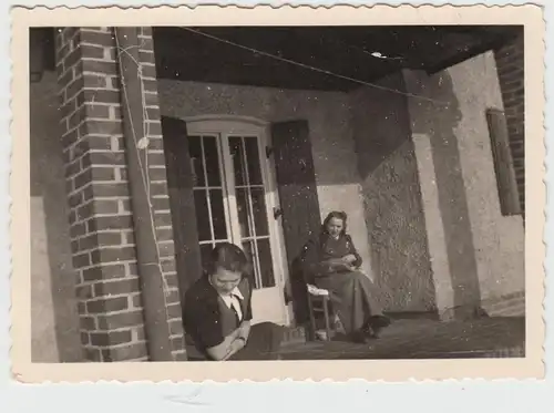 (F11440) Orig. Foto Eggesin, RAD-Lager, Frauen am Eingang eines Wohnhauses 1944