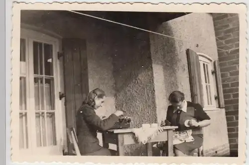 (F11439) Orig. Foto Eggesin, RAD-Lager, Frauen sitzen am Wohnhaus 1944