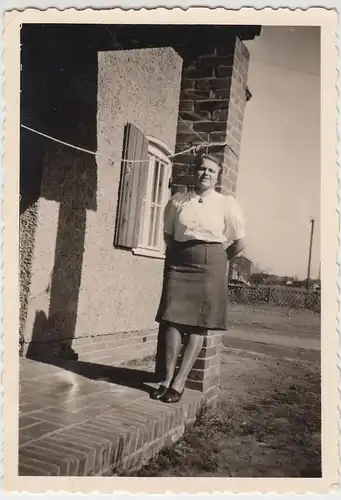 (F11438) Orig. Foto Eggesin, RAD-Lager, Frau am Eingang eines Wohnhauses 1944