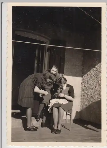 (F11437) Orig. Foto Eggesin, RAD-Lager, Frauen am Eingang eines Wohnhauses 1944