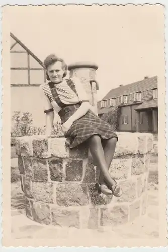 (F11436) Orig. Foto Eggesin, RAD-Lager, Frau auf Brunnen an den Wohnhäusern 1944
