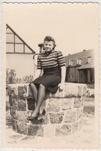 (F11434) Orig. Foto Eggesin, RAD-Lager, Frau auf Brunnen an den Wohnhäusern 1944