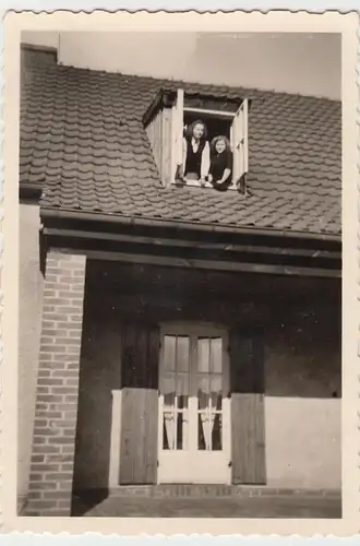 (F11432) Orig. Foto Eggesin, RAD-Lager, Frauen schauen aus Dachfenster, Wohnhaus