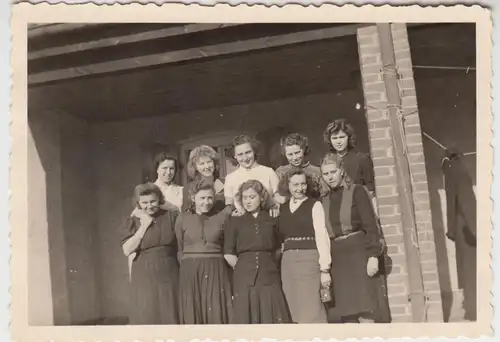 (F11431) Orig. Foto Eggesin, RAD-Lager, Frauen Gruppenbild v.e. Wohnhaus 1944