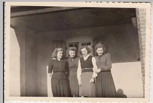 (F11430) Orig. Foto Eggesin, RAD-Lager, Frauen Gruppenbild v.e. Wohnhaus 1944