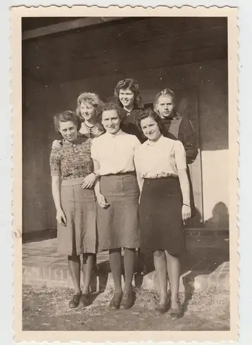 (F11429) Orig. Foto Eggesin, RAD-Lager, Frauen Gruppenbild v.e. Wohnhaus 1944