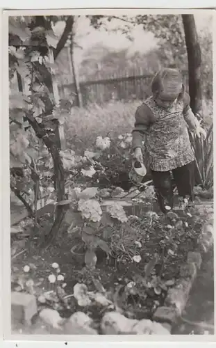 (F1143) Orig. Foto Mädchen gießt Blumen, Ende 1940er