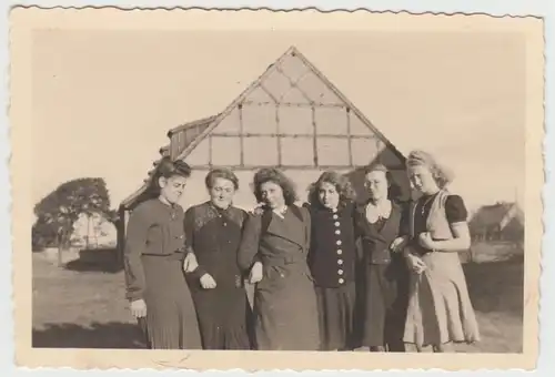(F11426) Orig. Foto Eggesin, RAD-Lager, Frauen Gruppenbild v.e. Wohnhaus 1944
