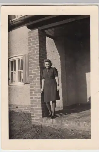 (F11424) Orig. Foto Eggesin, RAD-Lager, junge Frau vor einem Wohnungseingang 194