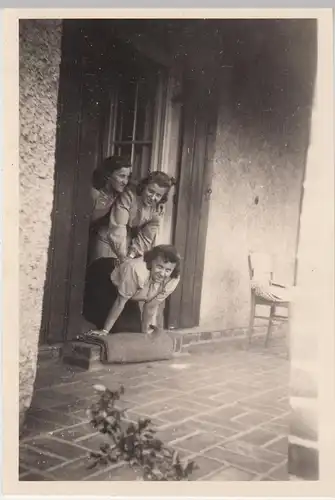 (F11423) Orig. Foto Eggesin, RAD-Lager, Frauen am Eingang eines Wohnhauses 1944