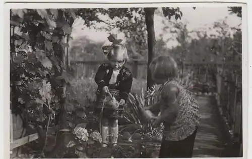(F1142) Orig. Foto zwei Mädchen gießen Blumen, Ende 1940er
