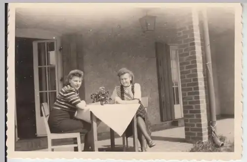 (F11416) Orig. Foto Eggesin, RAD-Lager, Frau a. Tisch v. e. Wohnungseingang 1944
