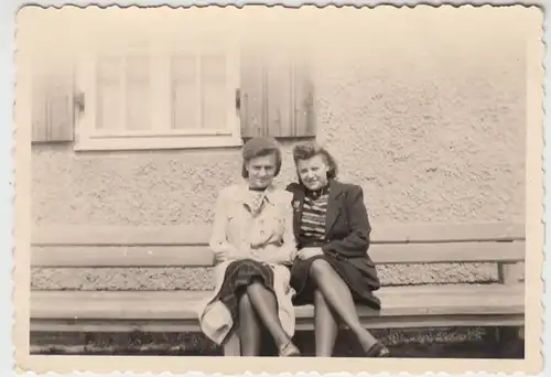 (F11411) Orig. Foto Eggesin, RAD-Lager, Frauen auf Bank vor einem Wohnhaus 1944