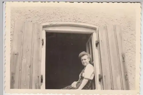 (F11410) Orig. Foto Eggesin, RAD-Lager, junge Frau im Fenster eines Wohnhauses 1