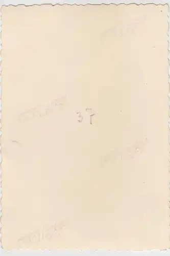 (F11405) Orig. Foto junge Frau m. Tasche u. Mann m. Paket a. Straße in Eggesin 1