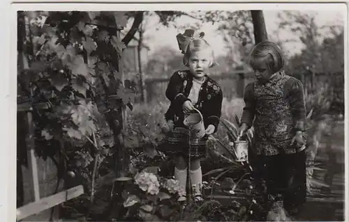 (F1141) Orig. Foto zwei Mädchen gießen Blumen, Ende 1940er