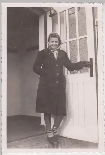 (F11403) Orig. Foto Eggesin, RAD-Lager, junge Frau vor einem Wohnungseingang 194