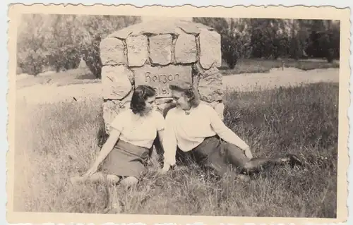 (F11390) Orig. Foto Frauen vor dem Herzog Bogislaw X.-Stein, RAD Abt. 5/20 Banne