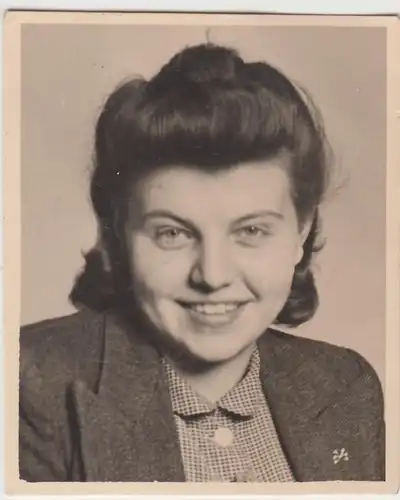 (F11388) Orig. Foto Porträt Passfoto junge Frau 1943