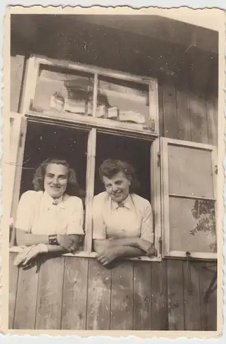 (F11387) Orig. Foto RAD-Lager Bannemin, Frauen am Baracken-Fenster 1943