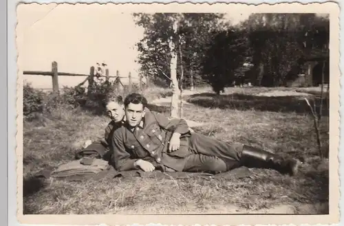 (F11374) Orig. Foto Ulrichshorst, Wehrmacht-Soldaten liegen a.d. Wiese 1943