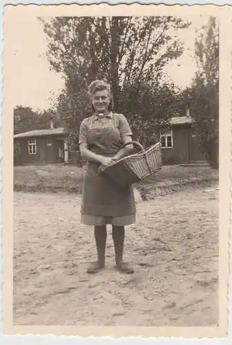 (F11369) Orig. Foto Ulrichshorst, Frau mit Körbchen vor Baracke 1943