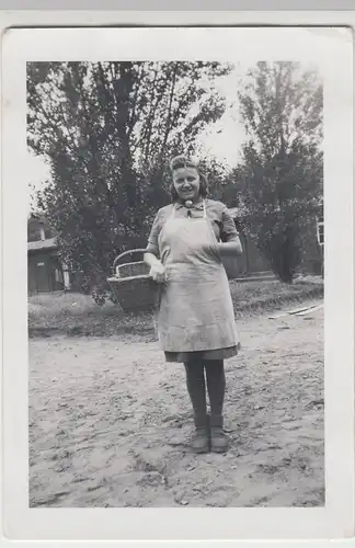 (F11368) Orig. Foto Ulrichshorst, Frau mit Körbchen vor Baracke 1943