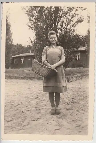 (F11367) Orig. Foto Ulrichshorst, Frau mit Körbchen vor Baracke 1943