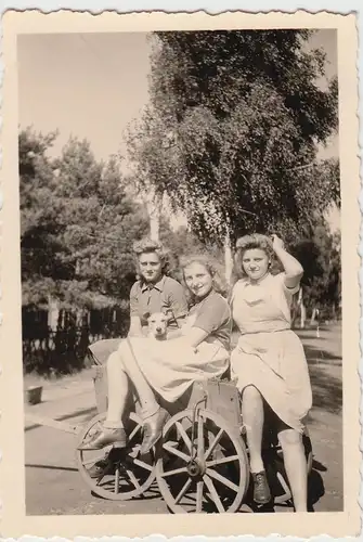 (F11366) Orig. Foto Ulrichshorst, Frauen beim "Moosholen" mit Handwagen 1943