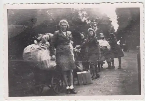 (F11365) Orig. Foto Frauen mit Lumpenwagen unterwegs 1943