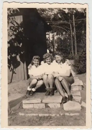 (F11363) Orig. Foto Ulrichshorst, Frauen sitzen vor einer Baracke 1943