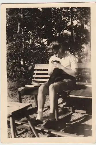(F11361) Orig. Foto Ulrichshorst, Frau mit Kater auf einer Bank 1943